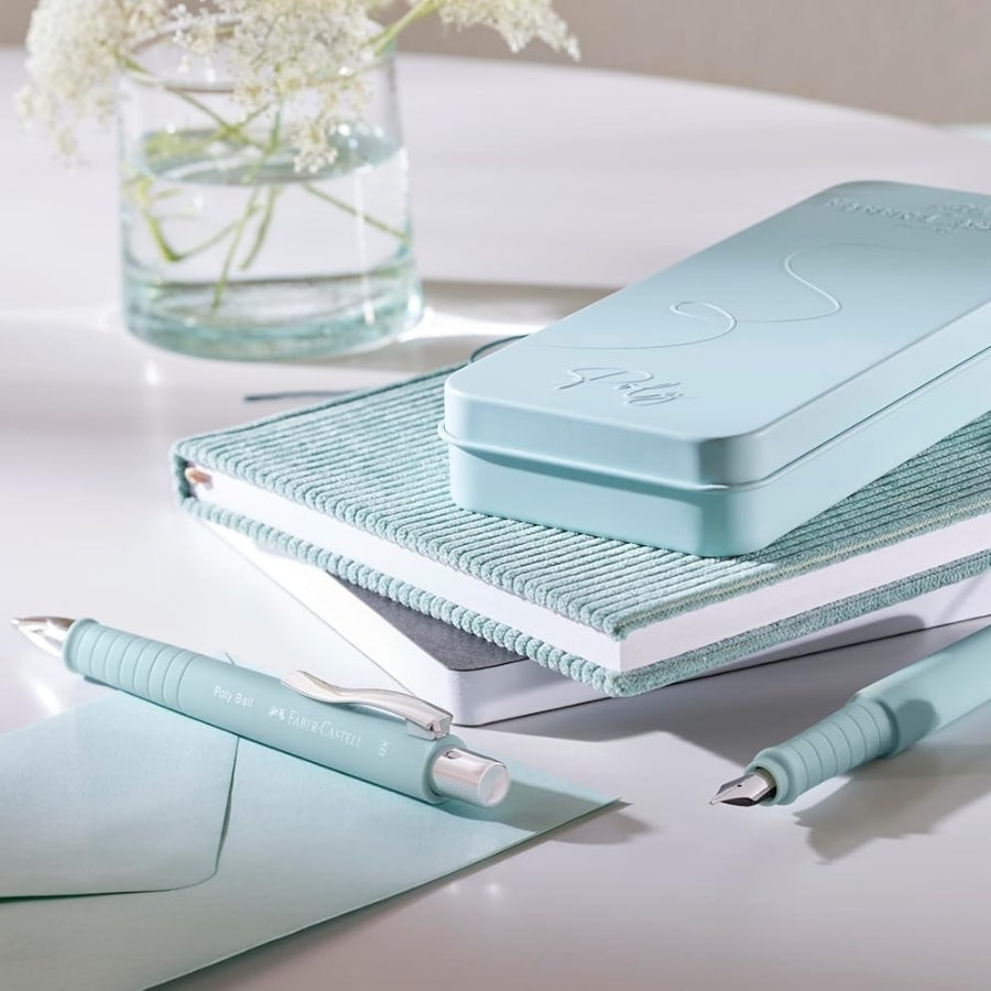 Cadou premium - Set cu stilou si pix in cutie de metal Poly Ball - Bleu Caraibe Faber-Castell - pe birou