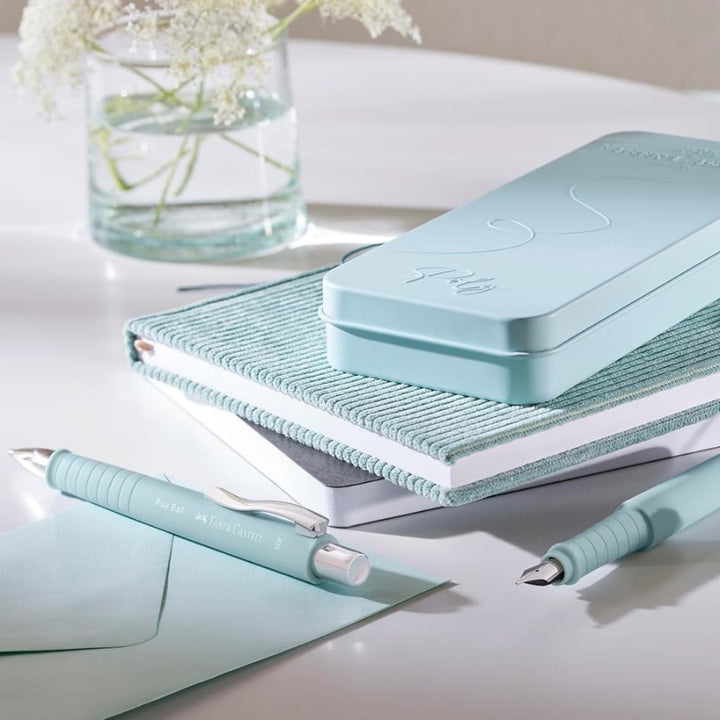 Cadou premium - Set cu stilou si pix in cutie de metal Poly Ball - Bleu Caraibe Faber-Castell - pe birou