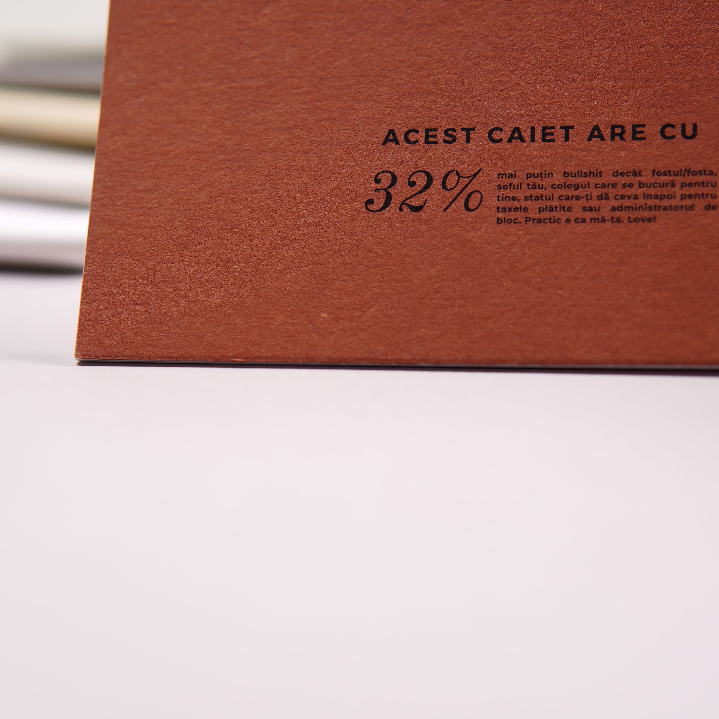 Detaliu textura carton premium clay - coperta Caiete Geniale
