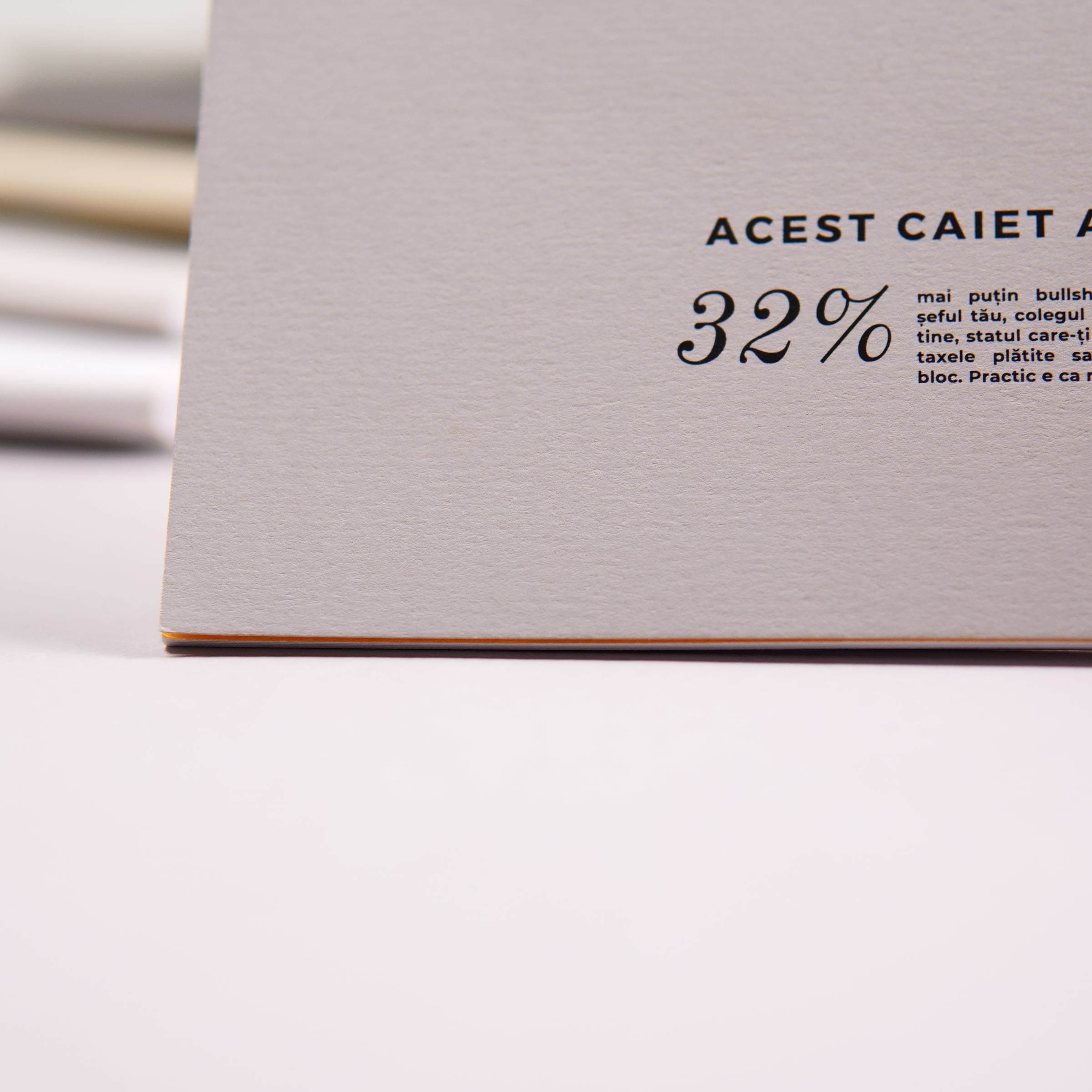 Detaliu textura carton premium storm - coperta Caiete Geniale