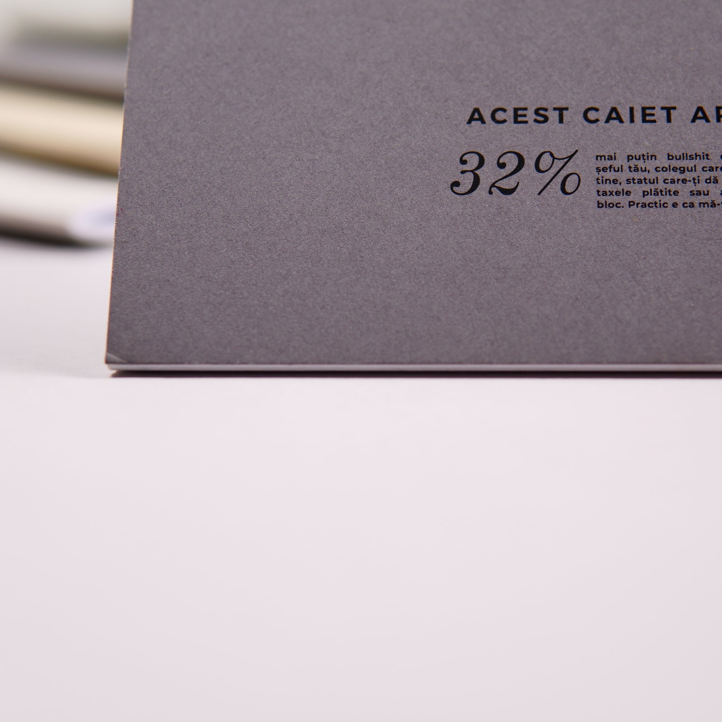 Detaliu textura carton premium urban - coperta Caiete Geniale