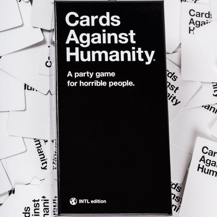 Cadou amuzant pentru prieteni. Cards Against Humanity 2.0 international edition, limba engleza, 17+ ani 2