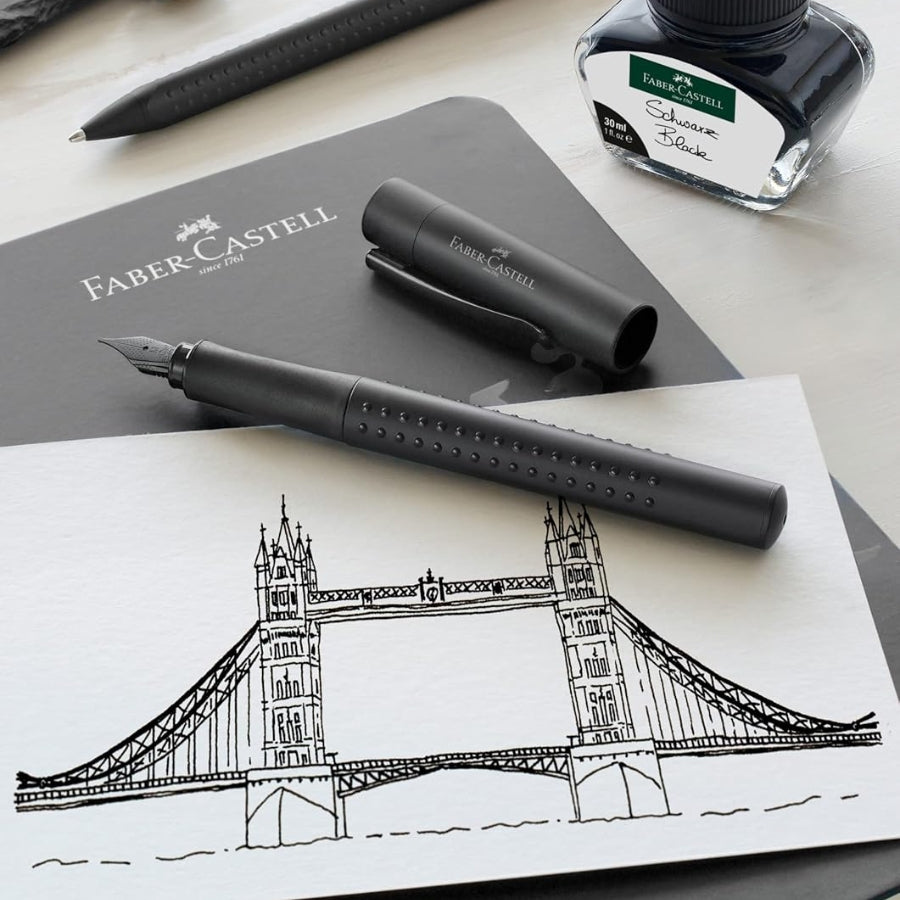 Stilou pe birou din Cadou premium - Set elegant cu pix si stilou negru in cutie de metal Faber-Castell