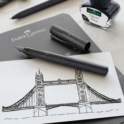 Stilou pe birou din Cadou premium - Set elegant cu pix si stilou negru in cutie de metal Faber-Castell