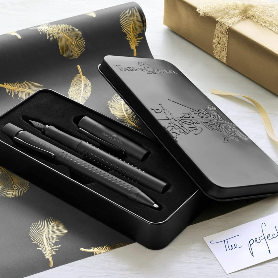 Cadou premium - Set elegant cu pix si stilou negru in cutie de metal Faber-Castell pe un birou elegant