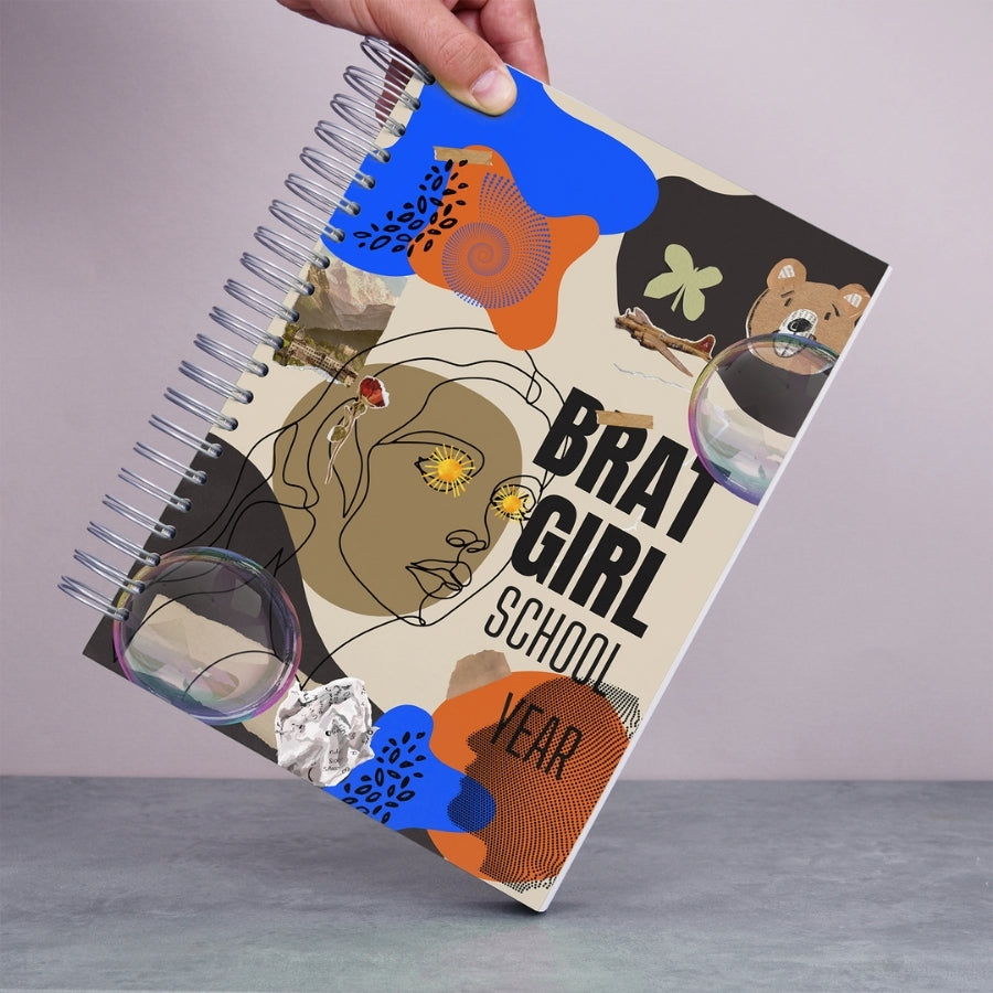 Caiet de scoala studentesc A4 universal multifunctional de liceu si gimnaziu pentru toate materiile, cu spirala, 200 file/400 pagini, deschidere 360°, dictando/matematica, cu planificator de teme si teste - Brat Girl - in mana