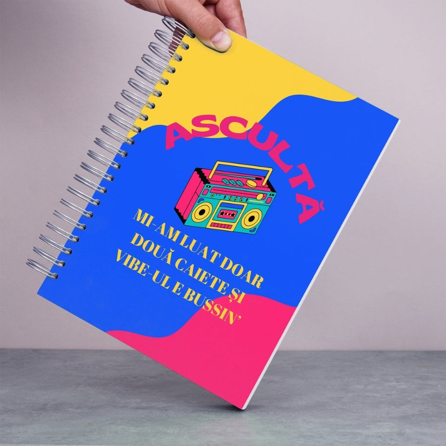 Caiet de scoala studentesc A4 universal multifunctional de liceu si gimnaziu pentru toate materiile, cu spirala, 200 file/400 pagini, deschidere 360°, dictando/matematica, cu planificator de teme si teste - Bussin Vibe - in mana