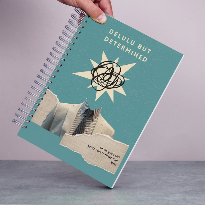 Caiet de scoala studentesc A4 universal multifunctional de liceu si gimnaziu pentru toate materiile, cu spirala, 200 file/400 pagini, deschidere 360°, dictando/matematica, cu planificator de teme si teste - Delulu But Determined - in mana