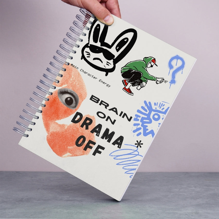 Caiet de scoala studentesc A4 universal multifunctional de liceu si gimnaziu pentru toate materiile, cu spirala, 200 file/400 pagini, deschidere 360°, dictando/matematica, cu planificator de teme si teste - Drama Off - in mana