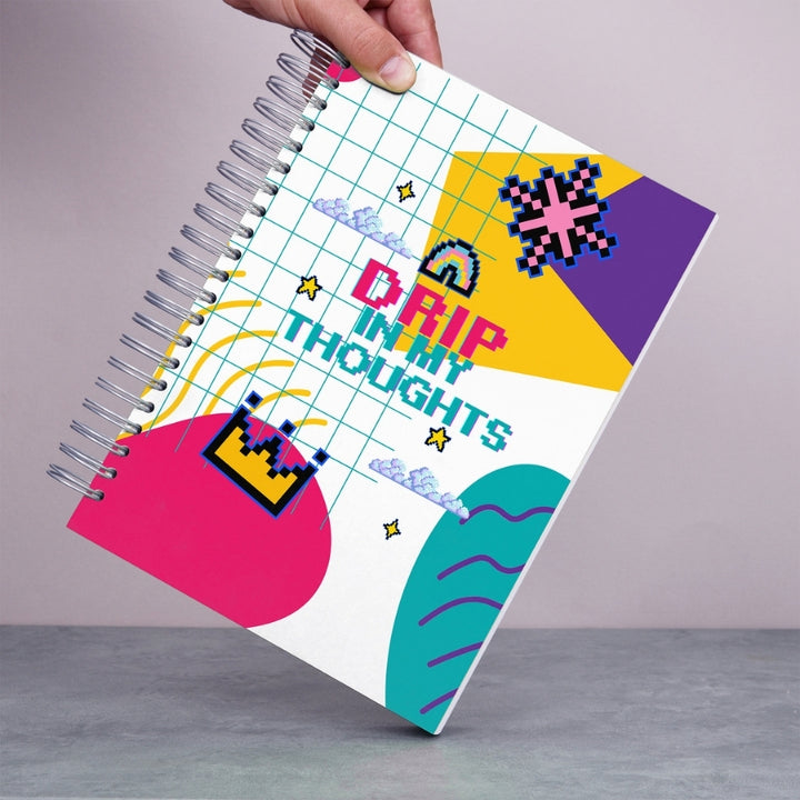 Caiet de scoala studentesc A4 universal multifunctional de liceu si gimnaziu pentru toate materiile, cu spirala, 200 file/400 pagini, deschidere 360°, dictando/matematica, cu planificator de teme si teste - Drip In My Thoughts - in mana