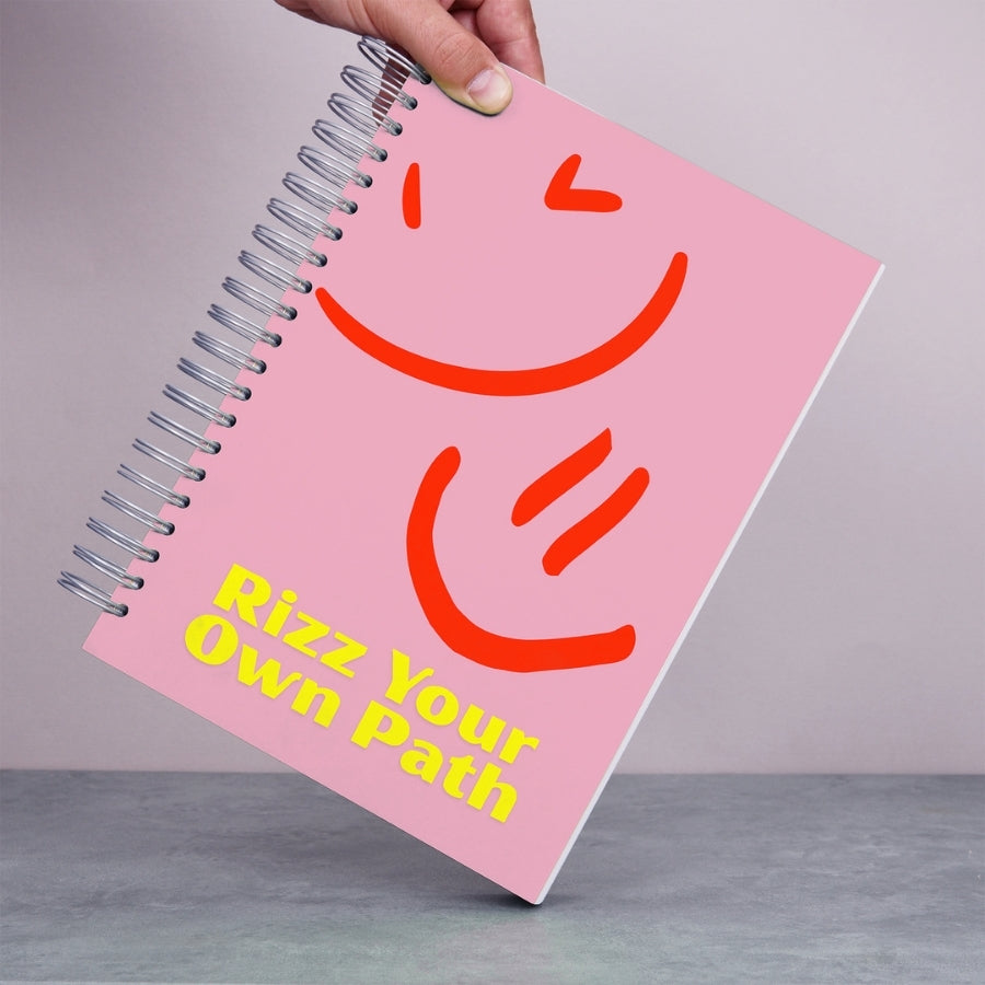 Caiet de scoala studentesc A4 universal multifunctional de liceu si gimnaziu pentru toate materiile, cu spirala, 200 file/400 pagini, deschidere 360°, dictando/matematica, cu planificator de teme si teste - Emoji Rizz - in mana