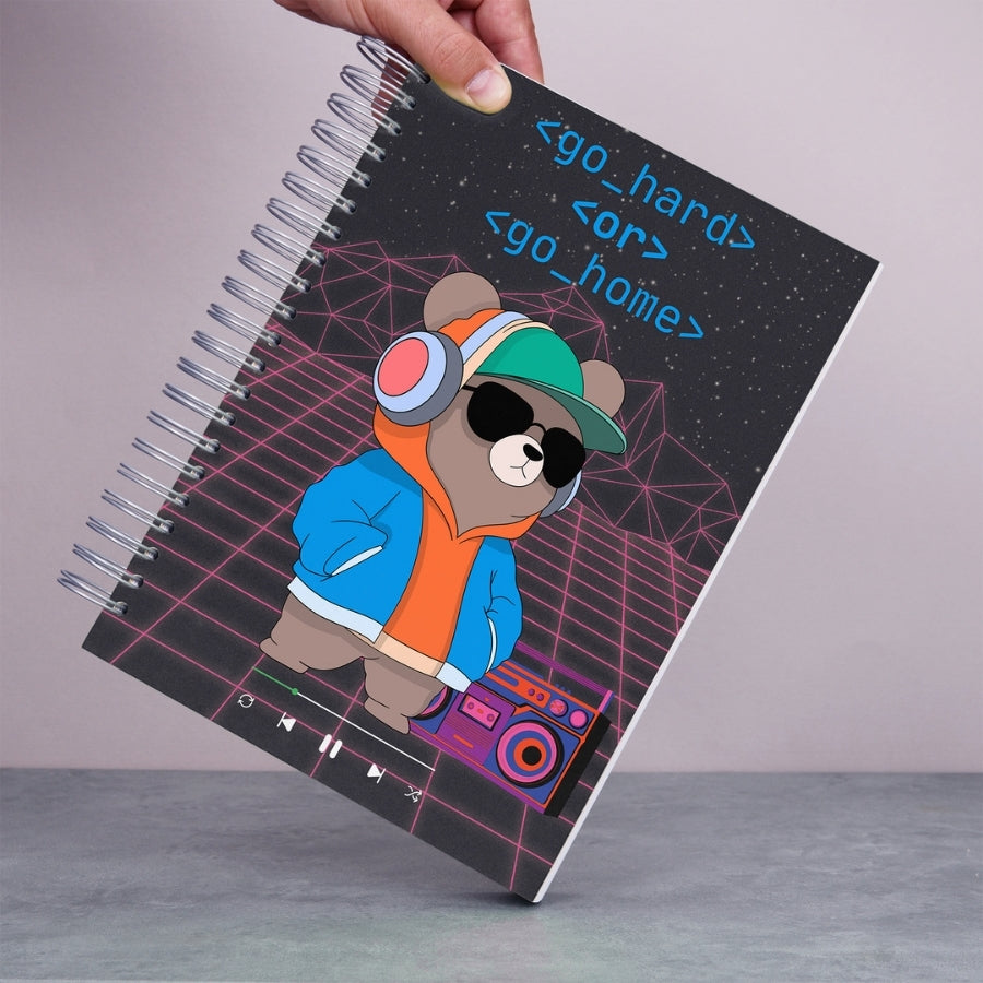 Caiet de scoala studentesc A4 universal multifunctional de liceu si gimnaziu pentru toate materiile, cu spirala, 200 file/400 pagini, deschidere 360°, dictando/matematica, cu planificator de teme si teste - Go Hard Or Go Home - in mana
