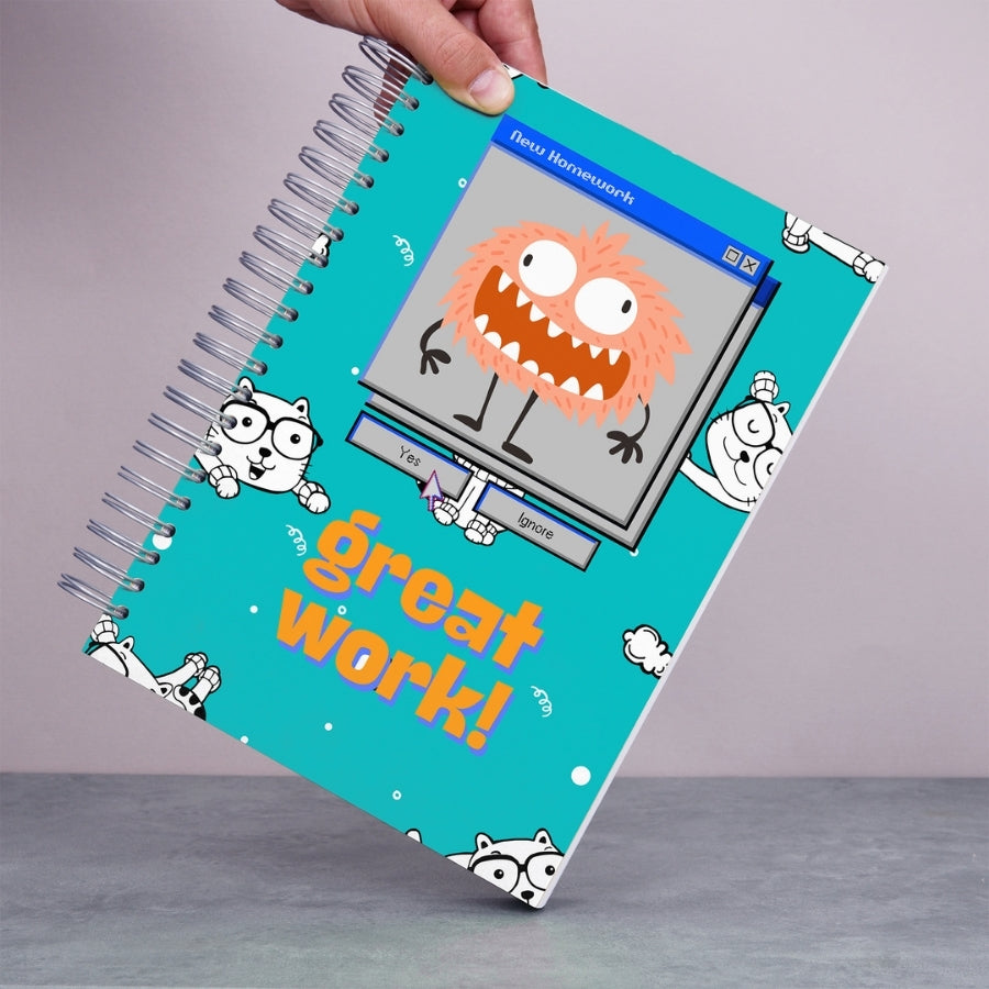 Caiet de scoala studentesc A4 universal multifunctional de liceu si gimnaziu pentru toate materiile, cu spirala, 200 file/400 pagini, deschidere 360°, dictando/matematica, cu planificator de teme si teste - Great Work - in mana