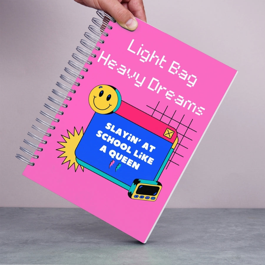 Caiet de scoala studentesc A4 universal multifunctional de liceu si gimnaziu pentru toate materiile, cu spirala, 200 file/400 pagini, deschidere 360°, dictando/matematica, cu planificator de teme si teste - Heavy Dreams - in mana
