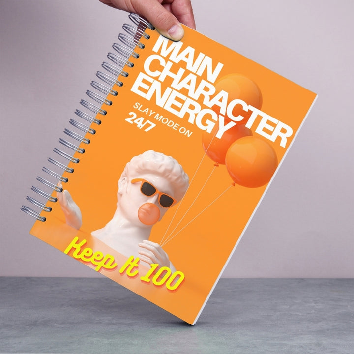 Caiet de scoala studentesc A4 universal multifunctional de liceu si gimnaziu pentru toate materiile, cu spirala, 200 file/400 pagini, deschidere 360°, dictando/matematica, cu planificator de teme si teste - Main Character Energy - in mana