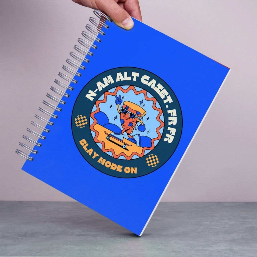 Caiet de scoala studentesc A4 universal multifunctional de liceu si gimnaziu pentru toate materiile, cu spirala, 200 file/400 pagini, deschidere 360°, dictando/matematica, cu planificator de teme si teste - No Joke - in mana