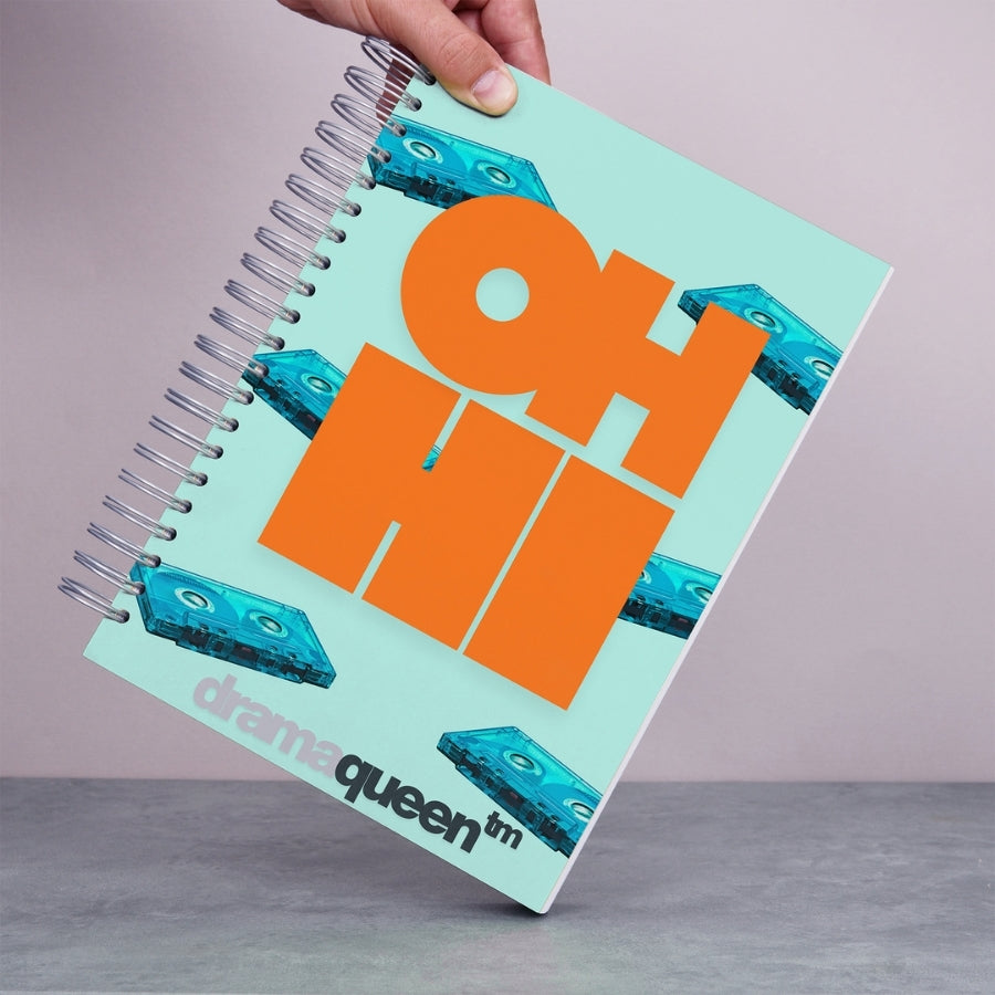Caiet de scoala studentesc A4 universal multifunctional de liceu si gimnaziu pentru toate materiile, cu spirala, 200 file/400 pagini, deschidere 360°, dictando/matematica, cu planificator de teme si teste - Oh Hi - in mana