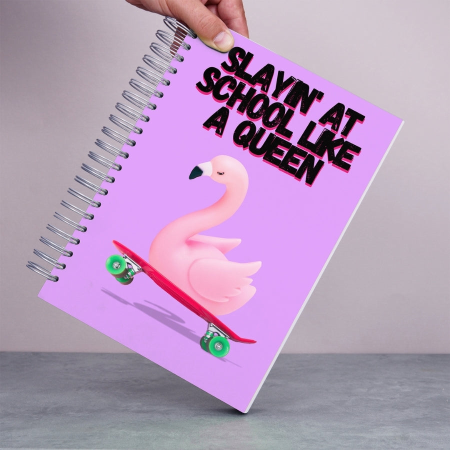 Caiet de scoala studentesc A4 universal multifunctional de liceu si gimnaziu pentru toate materiile, cu spirala, 200 file/400 pagini, deschidere 360°, dictando/matematica, cu planificator de teme si teste - Pink Swan - in mana