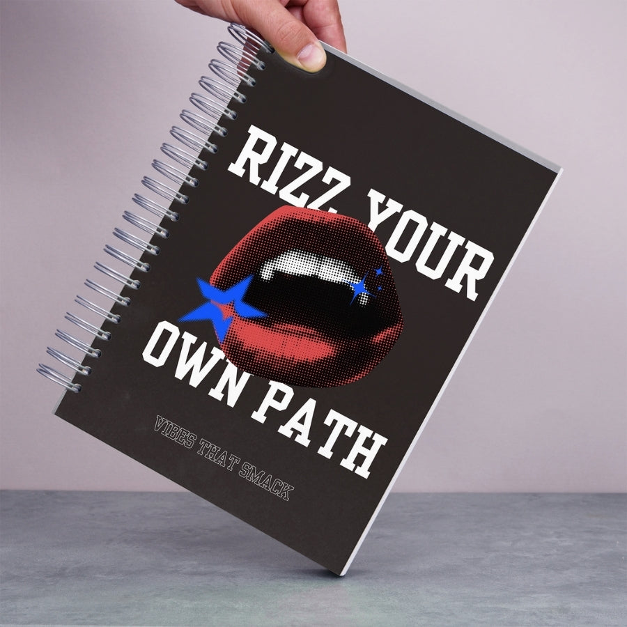 Caiet de scoala studentesc A4 universal multifunctional de liceu si gimnaziu pentru toate materiile, cu spirala, 200 file/400 pagini, deschidere 360°, dictando/matematica, cu planificator de teme si teste - Rizz Your Path - in mana