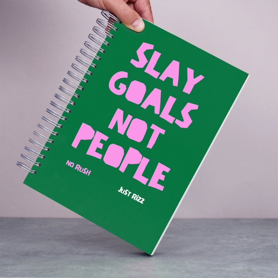 Caiet de scoala studentesc A4 universal multifunctional de liceu si gimnaziu pentru toate materiile, cu spirala, 200 file/400 pagini, deschidere 360°, dictando/matematica, cu planificator de teme si teste - Slay Goals - in mana