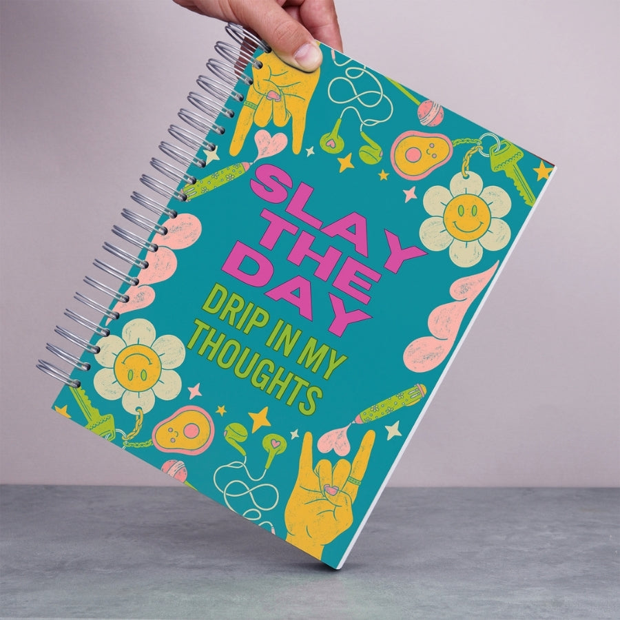 Caiet de scoala studentesc A4 universal multifunctional de liceu si gimnaziu pentru toate materiile, cu spirala, 200 file/400 pagini, deschidere 360°, dictando/matematica, cu planificator de teme si teste - Slay The Day - in mana
