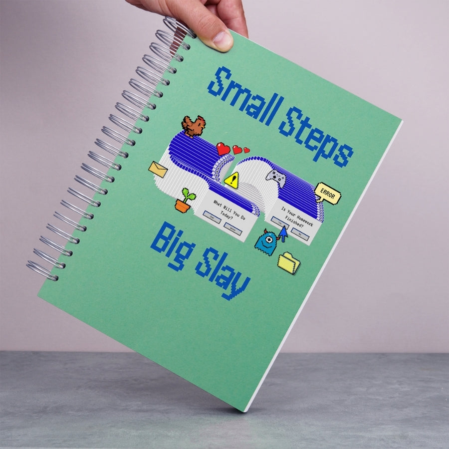 Caiet de scoala studentesc A4 universal multifunctional de liceu si gimnaziu pentru toate materiile, cu spirala, 200 file/400 pagini, deschidere 360°, dictando/matematica, cu planificator de teme si teste - So 90's - in mana
