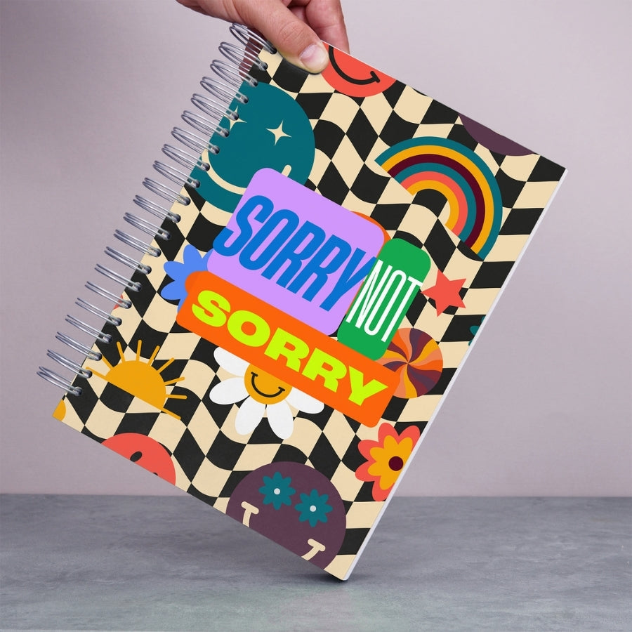 Caiet de scoala studentesc A4 universal multifunctional de liceu si gimnaziu pentru toate materiile, cu spirala, 200 file/400 pagini, deschidere 360°, dictando/matematica, cu planificator de teme si teste - Sorry Not Sorry - in mana
