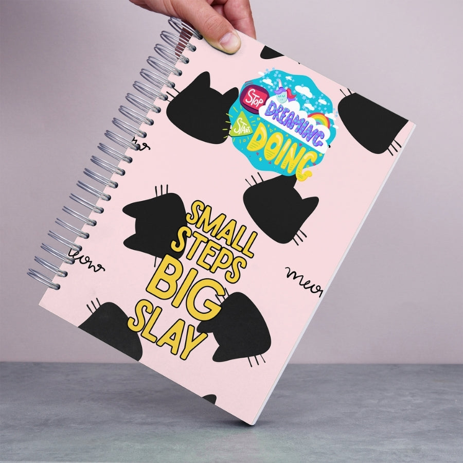 Caiet de scoala studentesc A4 universal multifunctional de liceu si gimnaziu pentru toate materiile, cu spirala, 200 file/400 pagini, deschidere 360°, dictando/matematica, cu planificator de teme si teste - Start Doing - in mana