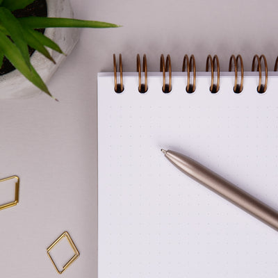 Foto detaliu pagini de interior cu liniatura punctata - Notebook din colectia Pencil to Paper
