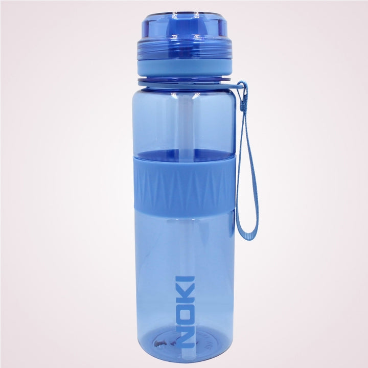 Sticla de apa din tritan cu pai, deschidere cu filet si maner de transport, 590 ml - Noki Blue