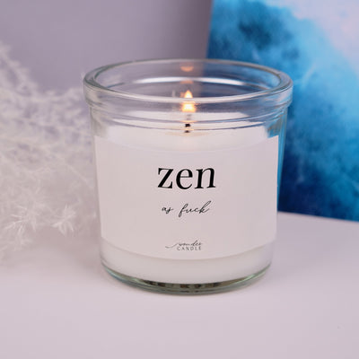 Prim plan lumanare aprinsa - Cadou amuzant pentru femei - Lumanare parfumata cu mesaj - Zen