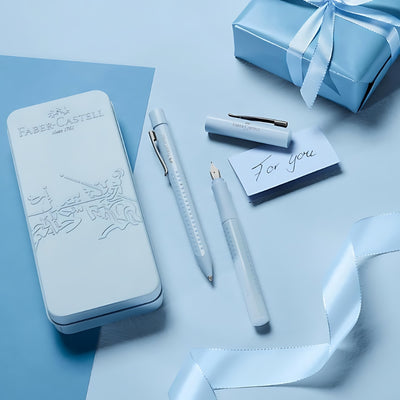 Cadou premium - Set elegant cu pix si stilou bleu ciel in cutie de metal Faber-Castell - in context