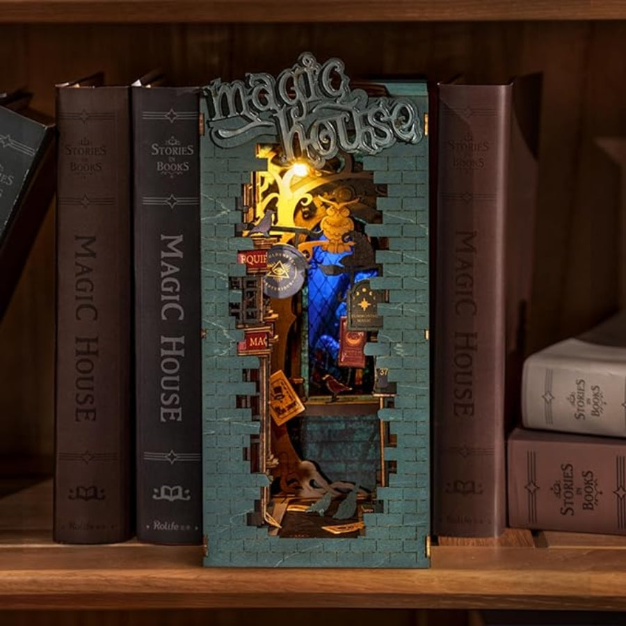 Puzzle 3D din lemn cotor de carte book nook - Magic House - in biblioteca luminat