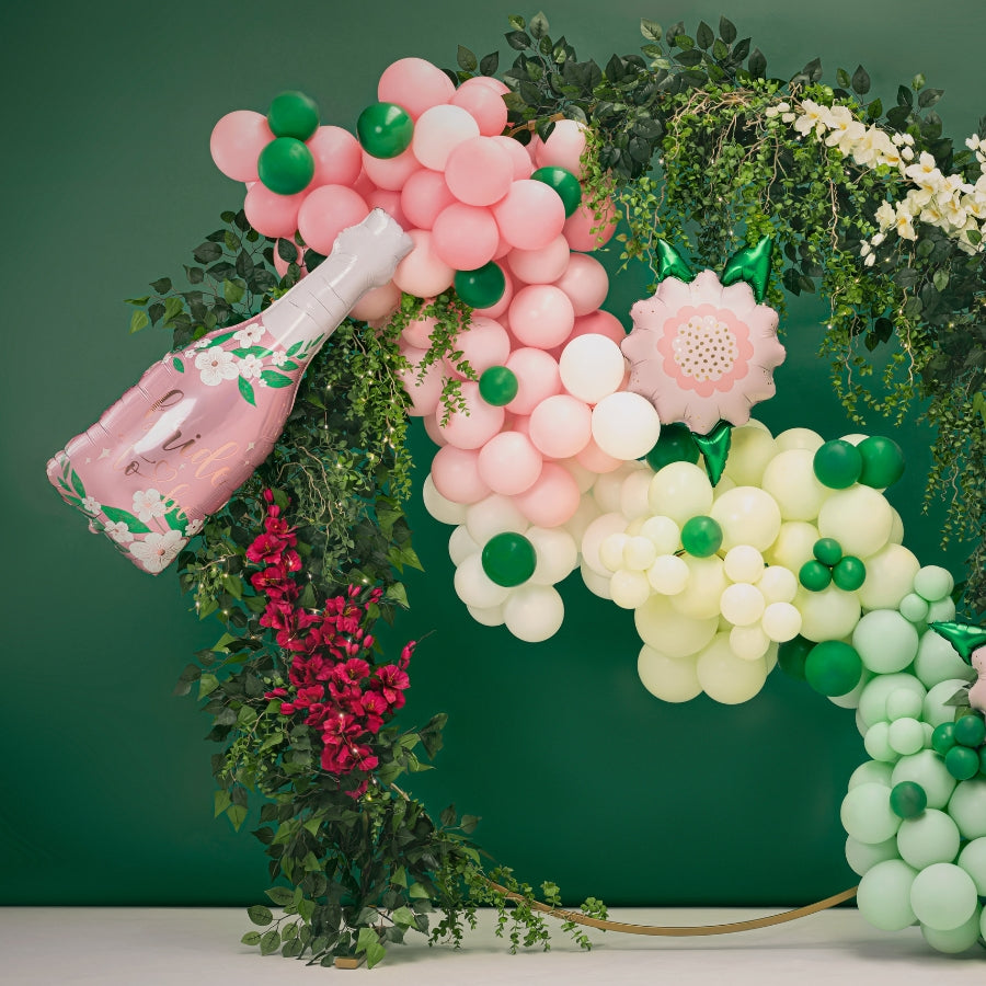 Balon in forma de sticla pentru petrecerea burlacitelor - Bride to be - in aranjament cu flori