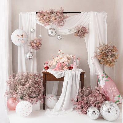 Balon rotund alb cu scris rose gold pentru petrecerea burlacitelor si sedinte foto- Bride to be - in decor foto