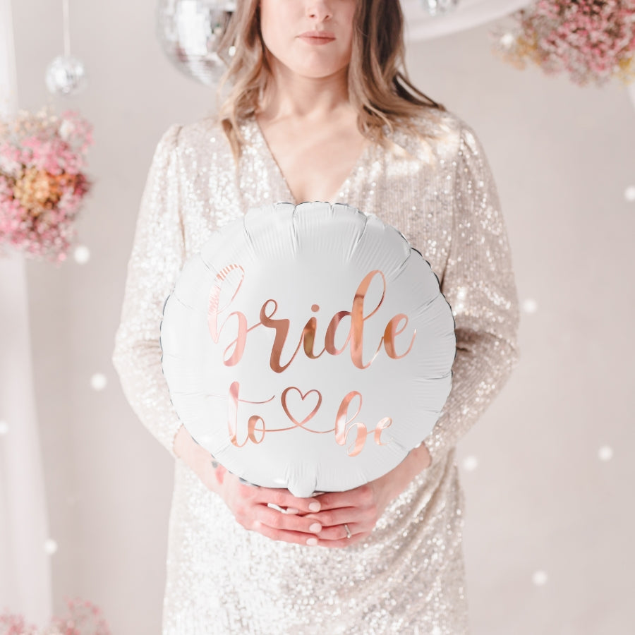 Balon rotund alb cu scris rose gold pentru petrecerea burlacitelor si sedinte foto- Bride to be - in mana