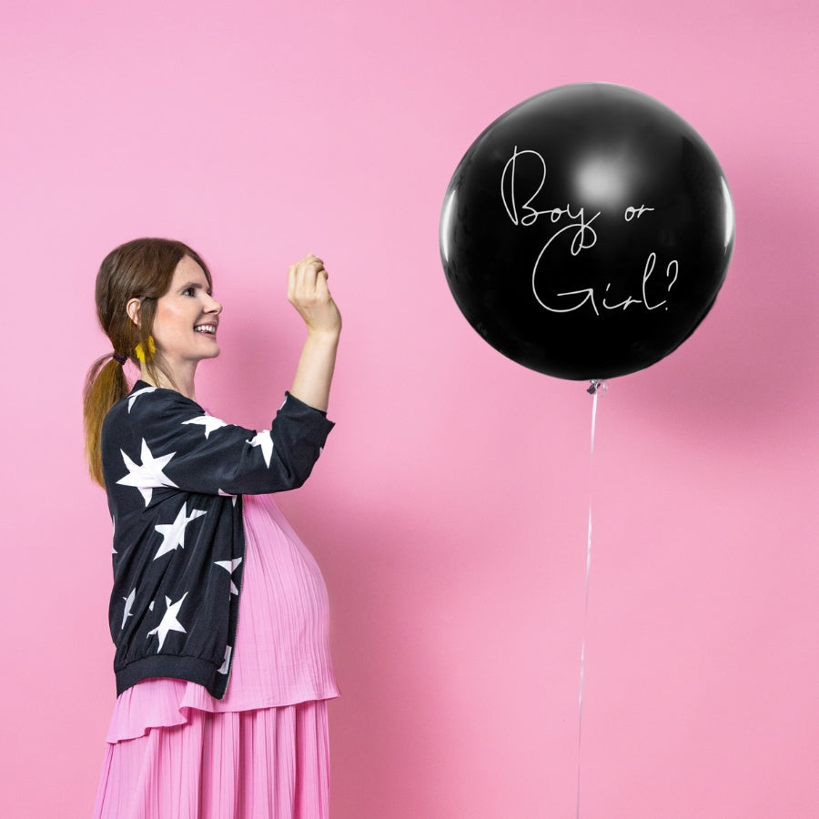 Femeie insarcinata sparge Balon pentru petrecere gender reveal cu confetti la interior