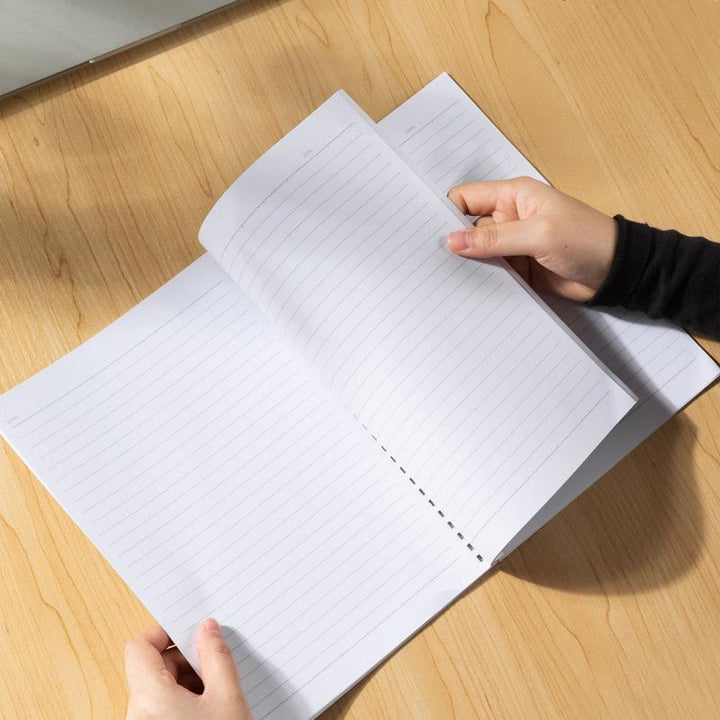 Caiet studentesc A4 cu spira, 60 file, dictando, coperta carton diverse culori si mesaje - Deli - liniatura